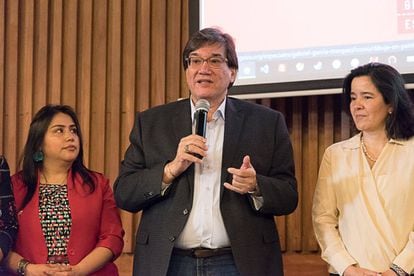 Jaime Abello Banfi, director de la Fundación Gabo. A su izquierda, la ministra de Tecnologías de la Información y las Comunicaciones de Colombia, Silvia Constain.