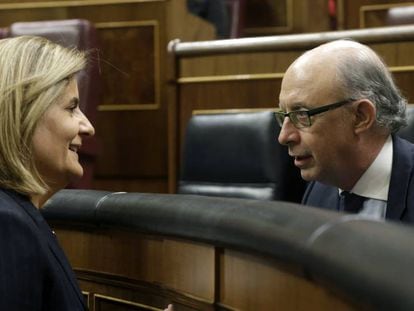 La ministra de Empleo en funciones, F&aacute;tima B&aacute;&ntilde;ez, conversa con el ministro de Hacienda en funciones, Crist&oacute;bal Montoro. 