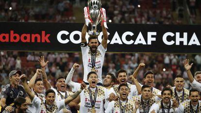 Los jugadores celebran el título.