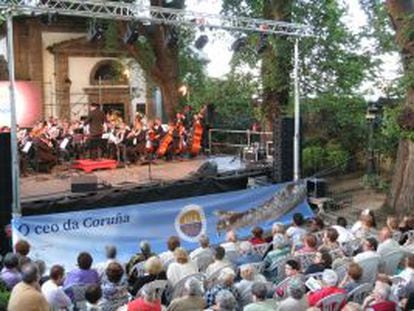 Un momento del concierto de anoche en el cementerio de San Amaro. 