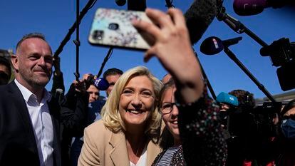 Marine Le Pen posa para un selfi de una seguidora, el día 22 de abril en Etaples, al norte de Francia.