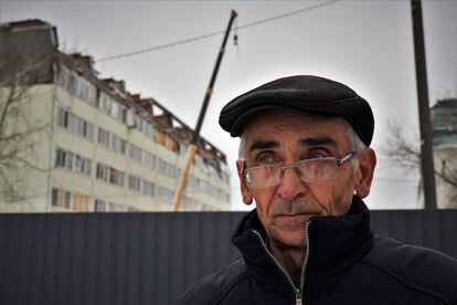 Sergii Mikolaiovich, 69, em frente às obras em seu prédio, danificado por um atentado em 3 de março