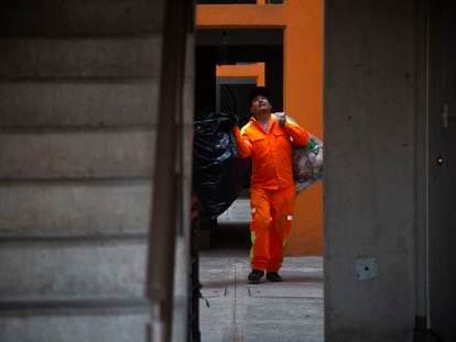 Juan Cruz Ubaldo, barrendero voluntario, durante su recorrido en una unidad habitacional en la alcaldía Iztapalapa, en Ciudad de México.