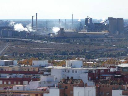 Vista de la ciudad de Huelva con el polo qu&iacute;mico al fondo.
 