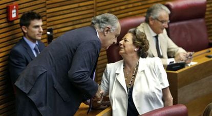 Rita Barber&aacute; salud&oacute; a Rafael Blasco, ahora diputado no adscrito, al acabar la sesi&oacute;n de control al presidente Fabra. 