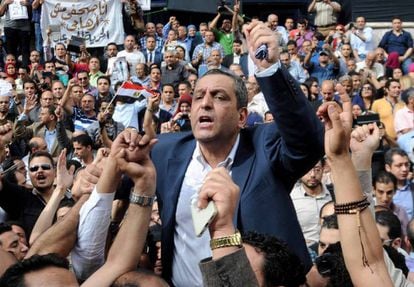 El presidente del sindicato de periodistas, Yehia Kalash en una protesta frente a la sede de la instituci&oacute;n