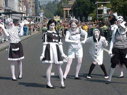 Uno de los pasacalles que convierten Edimburgo en un escenario de múltiples espectáculos en el 60º anivesario de su festival.