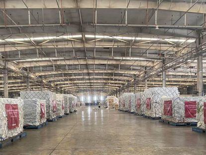 Paquetes en un carguero preparados para ser enviados y en los que se incluyen las 300.000 mascarillas donadas por Inditex que llegarán a España desde China en los próximos días.