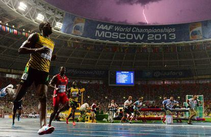 Usain Bolt, por delante de Gatlin tras cruzar la línea de meta.