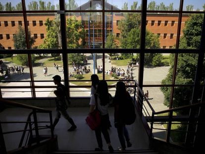 Alumnos dentro del campus de la Universidad Rey Juan Carlos en Vicálvaro, en Madrid.