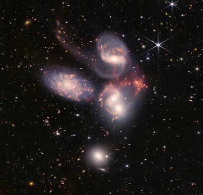 Quinteto de Stephan. El primer grupo compacto de galaxias, descubierto en 1877 por el astrónomo francés Édouard Jean-Marie Stephan. Está a unos 300 millones de años luz. Cuatro de sus galaxias están unidas por sus fuerzas de gravedad en una coreografía violenta que en ocasiones los hace chocar, lo que reaviva el nacimiento de nuevos astros.
