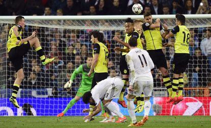 Bale dispara una falta por encima de la barrera del Dortmund.