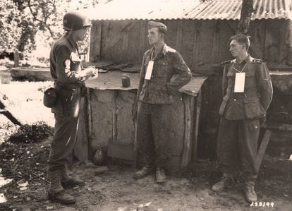 El judío alemán Martin Selling, sargento de Inteligencia en el Ejército de EE UU, interroga a dos miembros de las SS prisioneros en Francia en 1944.