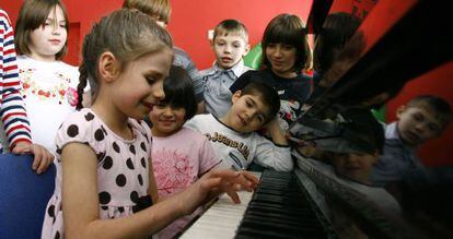 Niños en un orfanato ruso.