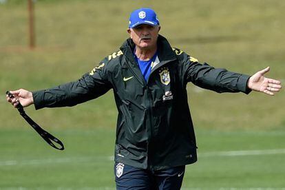 Scolari da instrucciones en un entrenamiento.