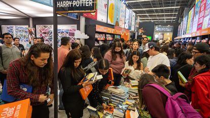 Asistentes a la venta nocturna de la Feria Internacional del Libro, el 2 de diciembre.