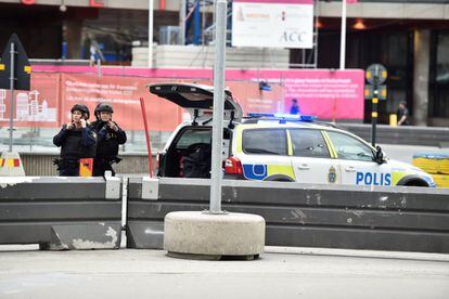 La policía de Estocolmo vigila el perímetro.