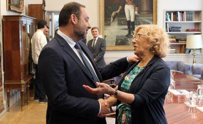 El ministro de Fomento, Jos&eacute; Luis &Aacute;balos, junto a la alcaldesa de Madrid, Manuela Carmena, durante la reuni&oacute;n que ambos han mantenido esta ma&ntilde;ana en Madrid.