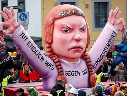 Figura que representa a la activista sueca Greta Thunberg durante el desfile de Rosenmontag.