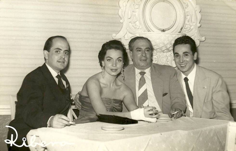 Lasso de la Vega en una fotografía tomada en los años cincuenta junto a la vedette Carmen de Lirio y Antonio Amaya.