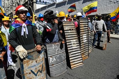 A group of indigenous people protests against the government's decision to break off the dialogue, this Tuesday in Quito.