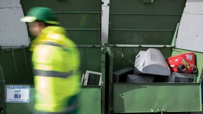 Un operario del punto limpio de la calle San Romualdo del distrito de San Blas, en Madrid, revisa los contenedores de residuos electr&oacute;nicos.