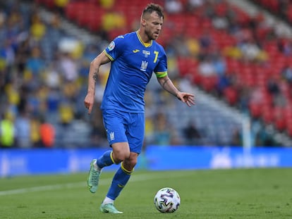 El capitán de Ucrania, Andriy Yarmolenko, conduce el balón en el partido de octavos de final contra Suecia el pasado martes.