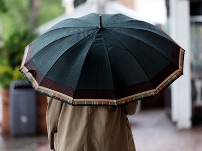 Una persona camina con paraguas, el lunes en Madrid.