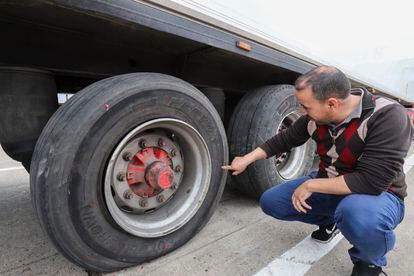 A man shows the puncture of a truck in Salamanca in an area where pickets have acted.