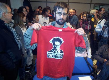 Un joven muestra su camiseta alusiva al alcalde imputado de Manises, Enrique Crespo, antes del pleno.