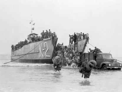 Villa Bens,10-1-1958.- Guerra de Ifni. Un buque anfibio descarga material para las tropas espa&ntilde;olas en las proximidades de Cabo Juby. 