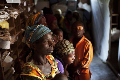 La crisis de los Grandes Lagos de mediados y finales de los años noventa convulsiono la República Democrática del Congo (RDC). Veinte años mas tarde aún continúan los combates entre antiguas fuerzas de aquel conflicto. El lago Kivu ha sido escenario de los mayores sufrimientos de la población civil, y Minova su centro neurálgico de la mayoría de desplazados.