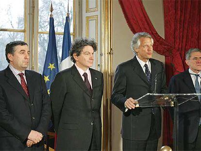 El primer ministro francés, Dominique de Villepin, anuncia la fusión de GDF y Suez en París.