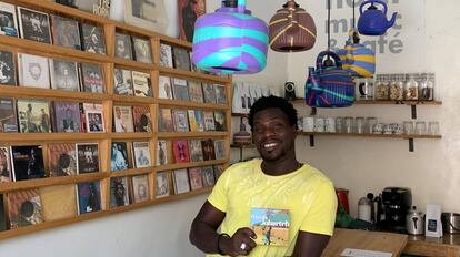 Oumar Fall en el establecimiento Ndar Ndar Music Café de Saint Louis.