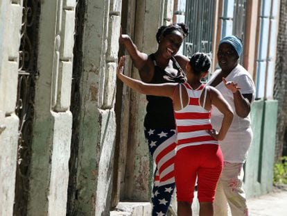 Mujeres conversando en una calle de La Habana.