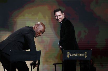 Didier Drogba i Lionel Messi durant la cerimònia de lliurament de la Pilota d'Or, a París.