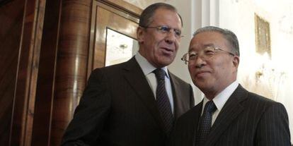 El ministro de Exteriores ruso, Sergei Lavrov, y el consejero de Estado chino, Dai, hoy en Mosc&uacute;. 