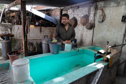 Gerardo Mora muestra el sistema que usa en su casa para almacenar agua, en la colonia Huipulco, cerca del Estadio Azteca. 