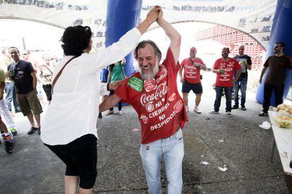 Empleados de la fábirica de Coca Cola en Fuenlabrada celebran la anulación de los despidos por parte de la Audiencia Nacional