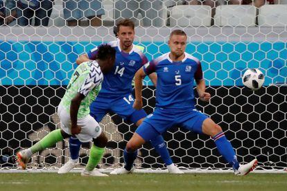 Musa dispara a portería y pone el 2 - 0 en el marcador del partido del Grupo D Nigeria - Islandia.