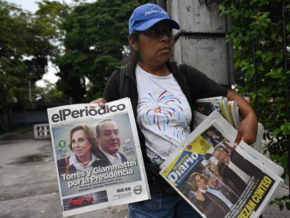 Una mujer vende diarios un día después de las elecciones en Guatemala.