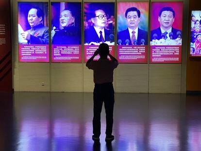 Un visitante fotografía en un museo de Pekín los retratos de Xi Jinping y sus predecesores al frente de China, el 27 de septiembre.