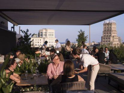 La reformada terrassa de l&rsquo;hotel Mandarin Oriental aposta pels sabors del Jap&oacute; i el Per&uacute;. 