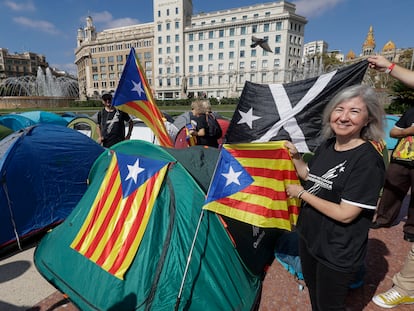 La presidenta de la ANC, Dolors Feliu, en la acampada de la Asamblea Nacional Catalana (ANC) en la Plaza Catalunya de Barcelona.