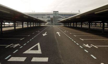 Aparcamiento vacío del aeropuerto de Ciudad Real.