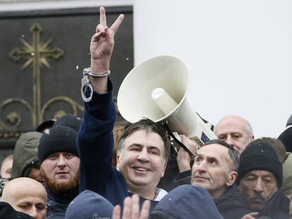 El expresidnte Mijaíl Saakashvili celebra su liberación gracias a sus partidarios en Kiev.