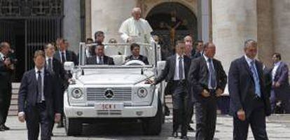 El papa Francisco saluda a los fieles durante la audiencia general de los miércoles en la plaza de San Pedro del Vaticano.