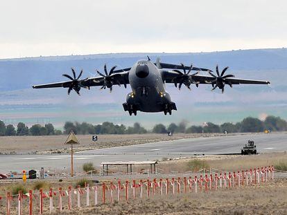 Un avión A400M del Ejército del Aire español despegaba el día 4 de la base de Los Llanos (Albacete) rumbo a Polonia con armas para el Ejército ucranio.