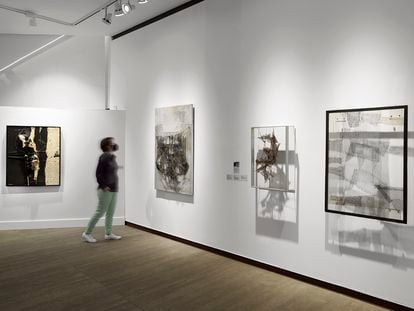Una de las obras de Millares (a la izquierda) y tres de Rivera en la exposición de la Mayoral.
