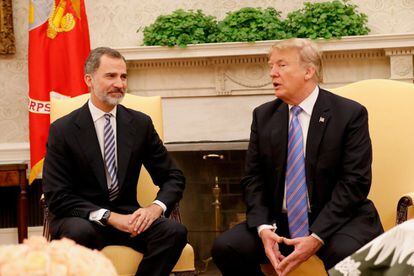 El rey Felipe VI y Donald Trump conversan durante su encuentro.